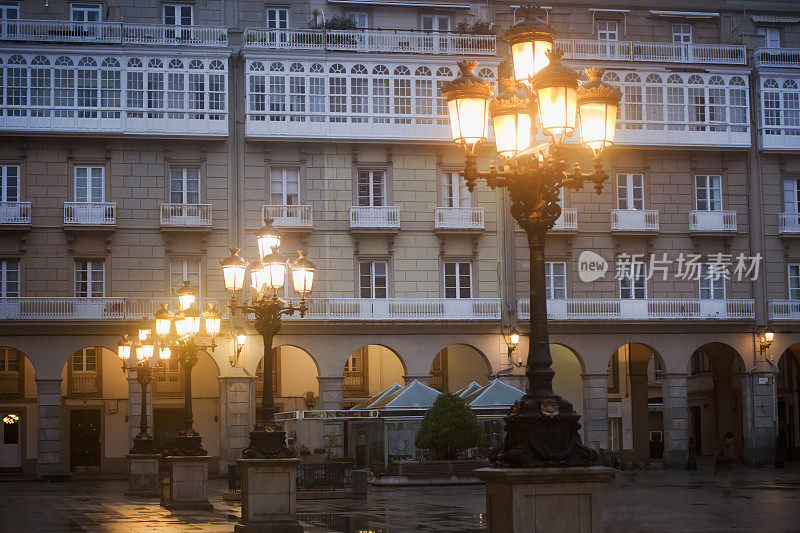 黄昏时分，西班牙加利西亚A Coruña市“玛丽亚皮塔”广场上复古风格的街灯。